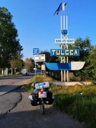 Turul Europei trece prin Tulcea. Bicicleta lui Iulian Mircea la intrarea in Tulcea