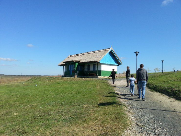 Strazile satului pescaresc poarta denumirile celor trei brate ale Dunarii